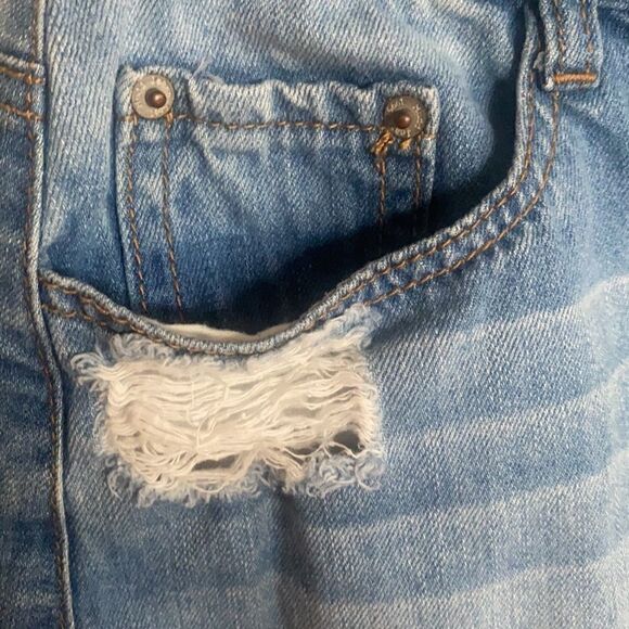 MUDD- distressed medium wash denim skirt- Size 7 - Picture 8 of 9